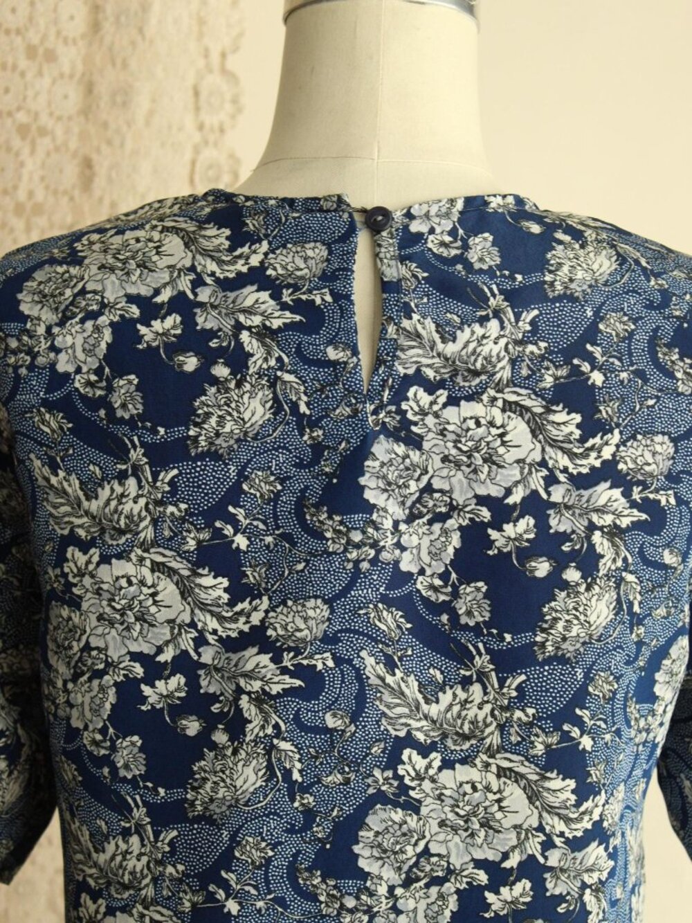 Vintage 1990s Blouse, Norton McNaughton Blue And White Floral Print Top, Keyhole - Picture 10 of 11